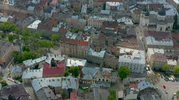 se från de höjd på lviv, Ukraina, gammal och ny byggnader blandad på de stad gator video