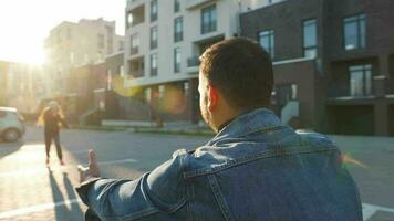 figlia corre per papà e abbracci lui. padre scelte su il bambino nel il suo braccia e cerchi sua video