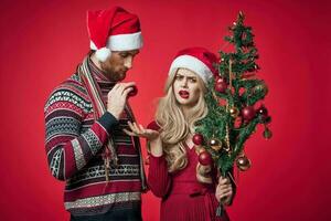 joven Pareja en nuevo año ropa Navidad árbol decoración fiesta divertido foto