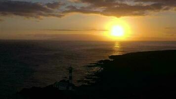 visie van de hoogte van de vuurtoren Faro de raska, natuur reserveren en donker wolken Bij zonsondergang Aan tenerife, kanarie video