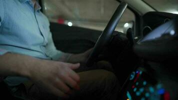 homem dirigindo dentro Inovativa automatizado carro usando Auto Estacionamento piloto automático para estacionamento em estacionamento muito. robótico computador girando roda dentro direção automática modo video