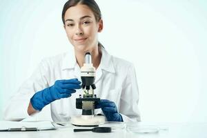 mujer científico laboratorio investigación diagnósticos foto