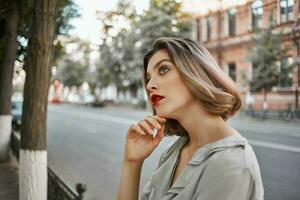 bonito mujer al aire libre rojo labios caminar al aire libre estilo de vida foto