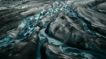 een koud leiding van over. etherisch foto van de stroom streams van IJslands koud massa's. video