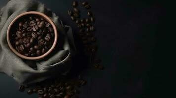 batida Vejo do suporte do café e café feijões dentro uma pilhagem em escuro estabelecimento. video