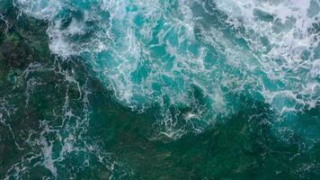 parte superior ver de un abandonado costa. rocoso apuntalar de el isla de tenerife, canario islas, España. aéreo zumbido imágenes de Oceano olas alcanzando apuntalar video