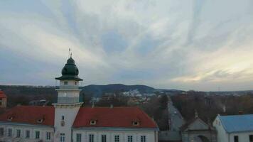 fpv Drohne fliegt schnell und wendig durch das Platz im das historisch Center von schowkwa, lviv Region, Ukraine. perfekt Stadt. Herde von Vögel fliegt um das Drohne video