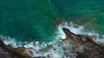 Haut vue de une déserté côte. rocheux rive de le île de Ténérife, canari îles, Espagne. aérien drone métrage de océan vagues atteindre rive video