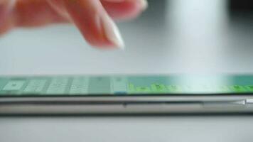 handen typen tekst Aan smartphone detailopname. communicatie concept video