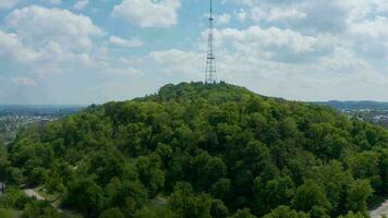 Aussicht von das Höhe auf das hoch Schloss und das Landschaft um es im Sommer- video