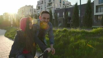 papà è insegnamento figlia Come per cavalcata bicicletta a tramonto video
