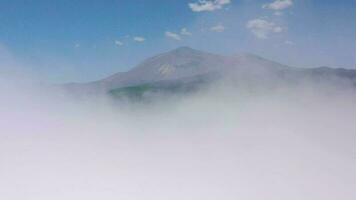 volante sopra il nuvole al di sopra di il isola di tenerife - un' Visualizza di il insediamenti e il teide vulcano. canarino isole video