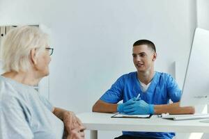 paciente a el médico salud tratamiento foto