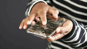 pov schot van Mens hand- Holding gebroken slim telefoon video