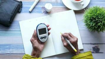 diabético medición herramientas y escritura un planificador en mesa video