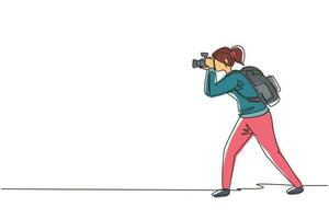 mujer periodista o reportera de dibujo de una sola línea continua con mochila haciendo fotos. fotógrafos de paparazzi tomando fotos con cámaras digitales dslr. ilustración de vector de diseño de dibujo de una línea