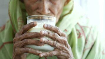 Senior mulher bebendo leite video