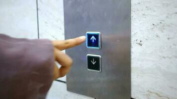 hombre mano prensado abajo ascensor botones video