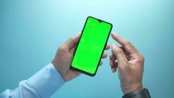 utilizzando inteligente Telefono con verde schermo scorrimento su video