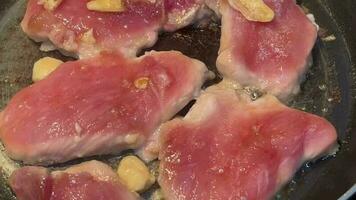 rebanadas de Cerdo A la parrilla en un caliente cocina. Cerdo filete. video