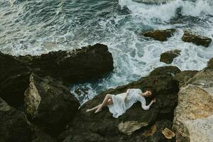 descalzo mujer en blanco Boda vestir en mar apuntalar mojado pelo vacaciones concepto foto