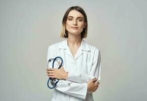 profesional médico mujer con azul estetoscopio y blanco médico vestido Copiar espacio foto