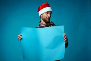 hermoso hombre en nuevo años ropa publicidad Copiar espacio azul antecedentes foto