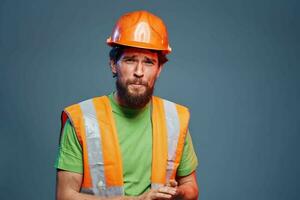 recortado ver de barbado hombre en trabajando uniforme construcción ingeniero foto