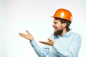 emocional hombre en trabajo uniforme gesticulando con su manos un oficial construcción profesional foto