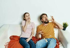 hombre comiendo palomitas de maiz y bonito mujer en un brillante habitación familia amigos comunicación foto