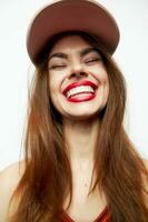 mujer en un gorra amplio sonrisa cerrado ojos lujo modelo foto