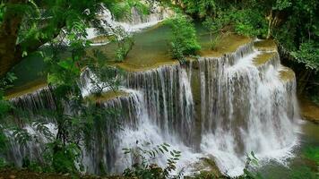 huay mae khamin vattenfall. skön vattenfall i de mitten av de skog. video