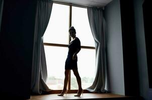 mujer posando cerca ventana hogar interior modelo foto