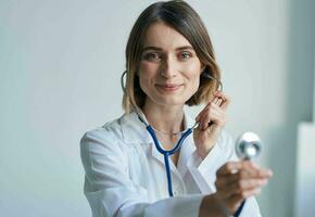 enfermero en un médico vestido y un estetoscopio alrededor su cuello sonrisa retrato foto