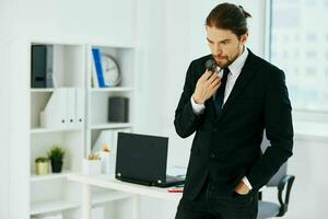 hombre en un traje oficial documentos trabajo oficina tecnologías foto