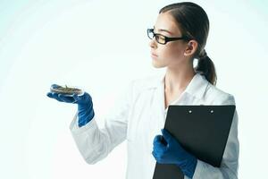 mujer en blanco Saco biología investigación profesional foto