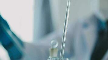 medizinisch Forschung Labor Porträt von ein schön weiblich Wissenschaftler im Brille mit Mikro Pipette zum Prüfung Analyse. fortgeschritten wissenschaftlich Labor zum Medizin, Biotechnologie, Mikrobiologie Entwicklung video