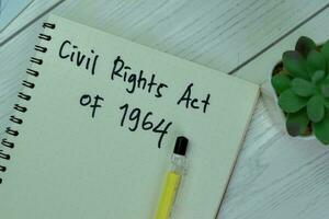concepto de civil derechos Actuar de 1964 escribir en un libro aislado en de madera mesa. foto
