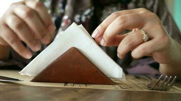 hand- Trekken uit een stuk van zakdoek van zakdoek papier doos , video