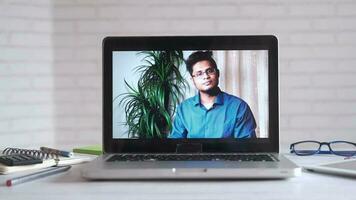 zakenman in een video conferentie Scherm Aan laptop scherm