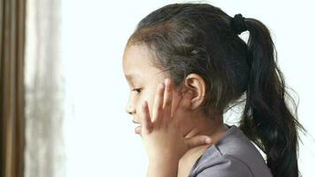 criança menina tendo orelha dor tocante dele doloroso orelha video