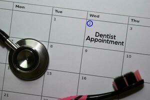 dentista cita texto en blanco calendario antecedentes. recordatorio o calendario concepto foto