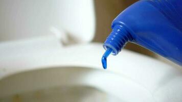 doping líquido de limpeza de banheiro close-up video
