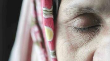 schließen oben von Senior asiatisch Frauen Augen geschlossen video