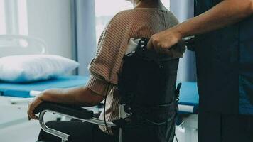jovem fisioterapeuta asiático trabalhando com mulher sênior em andar com um andador video