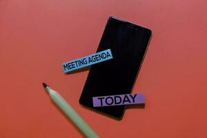 reunión agenda y hoy escribir en pegajoso notas aislado en rosado antecedentes. foto