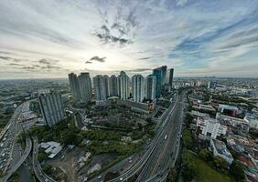 aéreo ver de taman angrek el más grande compras centro comercial y Departamento en Jacarta cuando amanecer. Jacarta, Indonesia, noviembre 28, 2022 foto