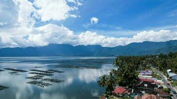 aéreo ver de panorama de maninjau lago Oeste Sumatra, danau maninjau. Sumatra, Indonesia, enero 24, 2023 foto