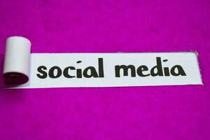 social medios de comunicación texto, inspiración, motivación y negocio concepto en púrpura Rasgado papel foto