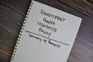 gobierno salud seguro política - resumen de beneficios escribir en un libro aislado en de madera mesa. foto